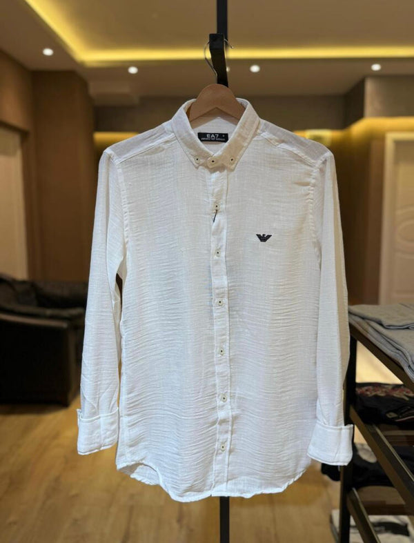 EA7 Beyaz Kırışık Gömlek – Modern & Trendy