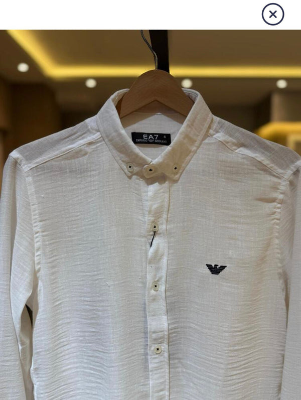 EA7 Beyaz Kırışık Gömlek – Modern & Trendy