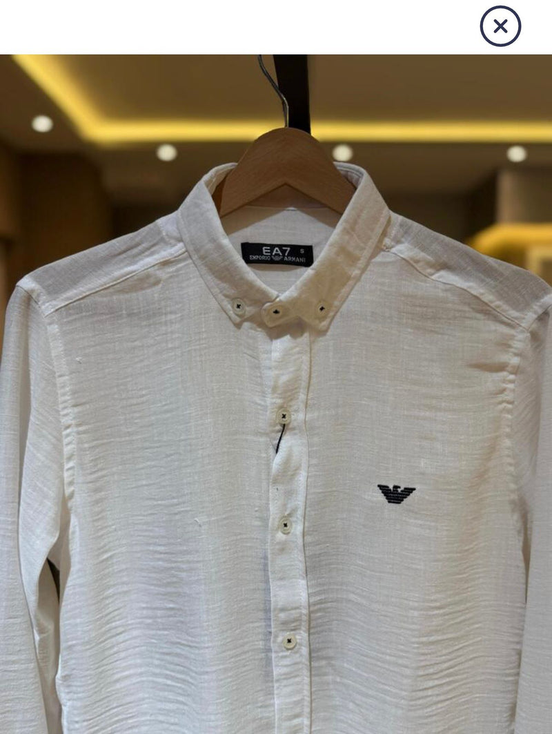 EA7 Beyaz Kırışık Gömlek – Modern & Trendy